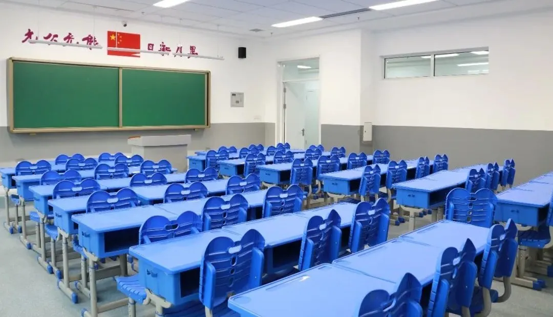 宣传图:普通教室,蓝色课桌椅,前方是绿色黑板。